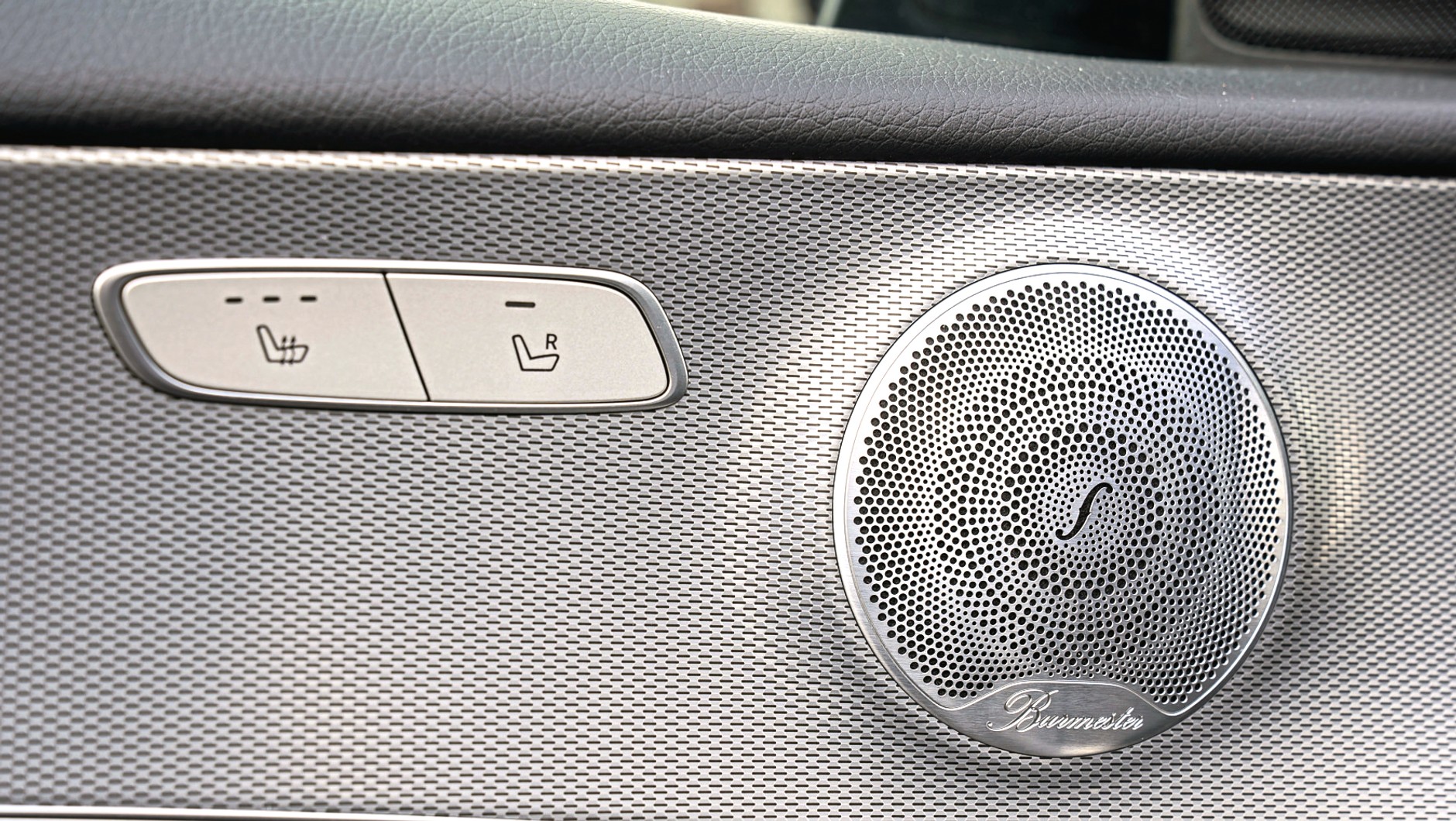 Używany Mercedes E200 (W213): opcjonalny system audio Burmester brzmi świetnie, ale układ inforozrywki czasem się psuje. 