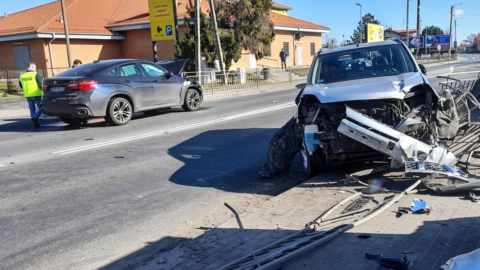 Kierowca skradzionego BMW X6 uciekając przed policją złamał przepisy ruchu drogowego i doprowadził do stłuczki