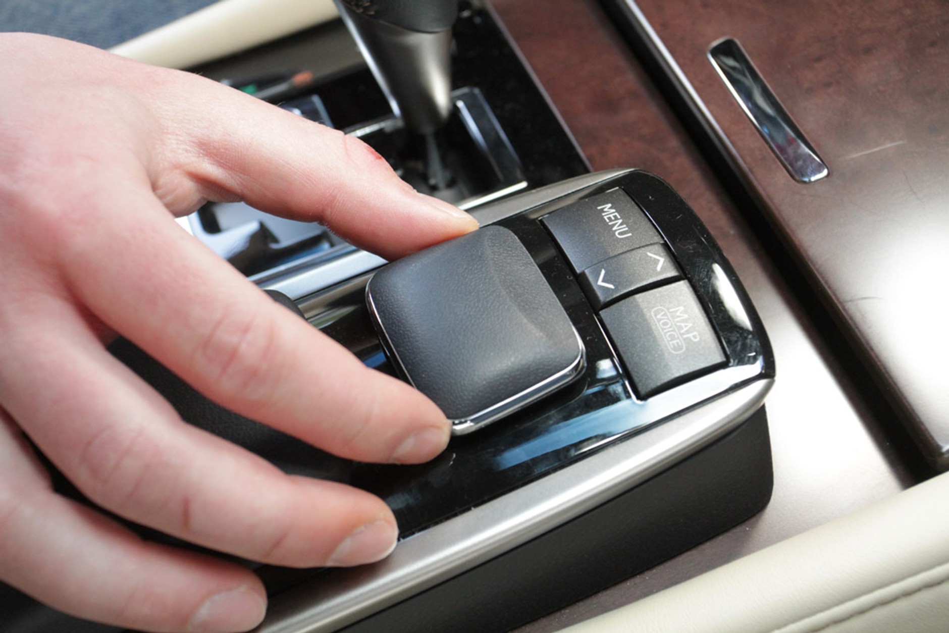 Test Lexusa GS 450h: czy warto kupować hybrydowe auto?