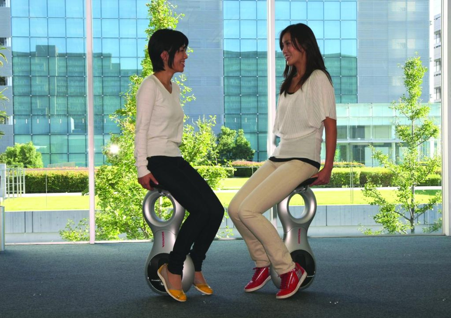 Honda U3-X - Stołek na kółkach