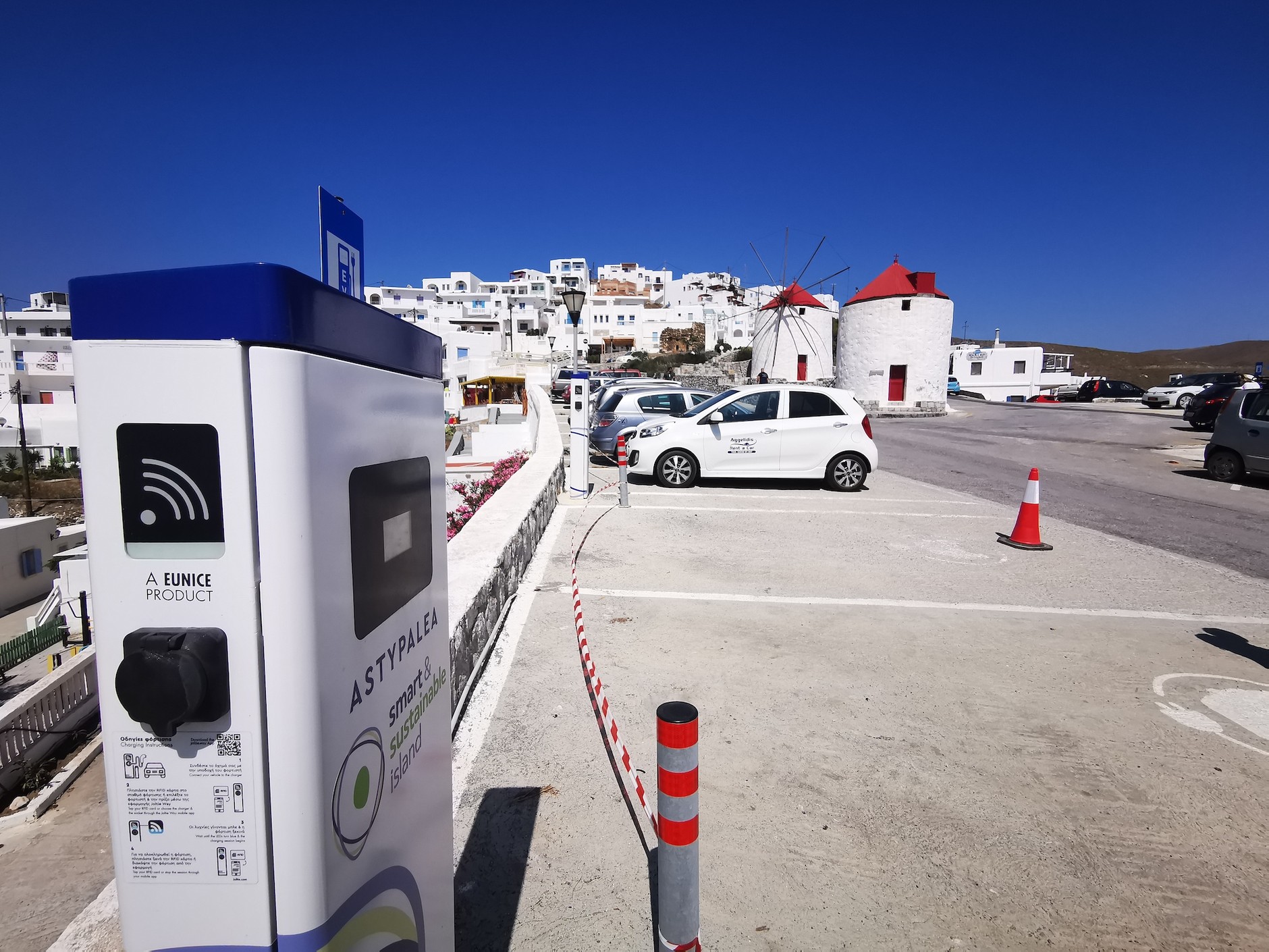 Astypalea w przeliczeniu na mieszkańca ma najwięcej ładowarek w całej Grecji. Pod tym względem tutejszy standard jest wręcz "światowy"