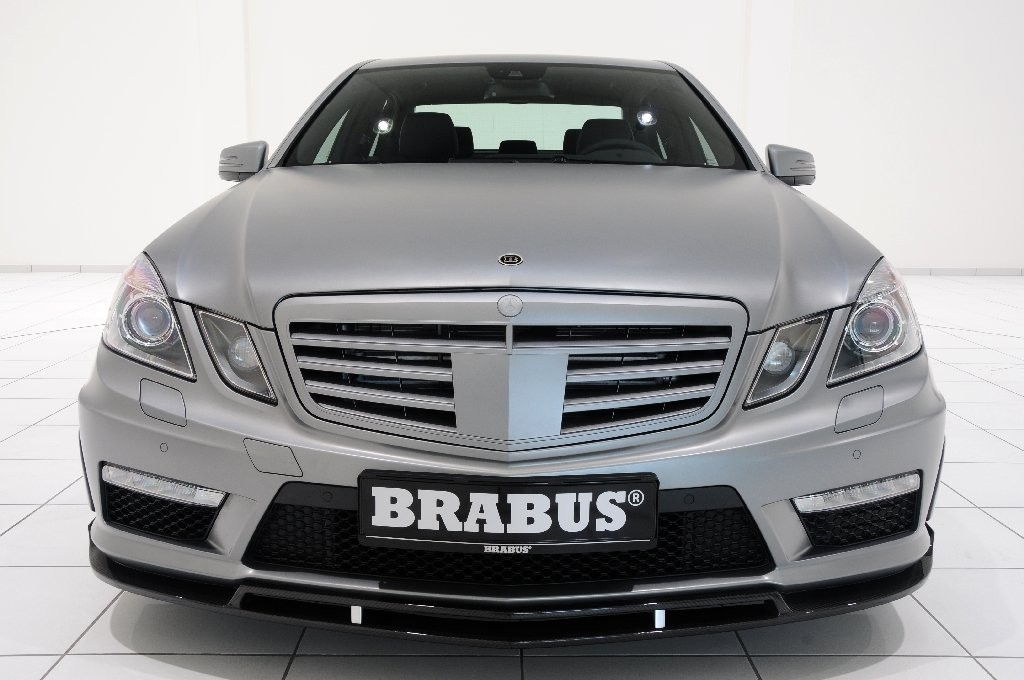 Mercedes E63 AMG - 555 KM od Brabusa