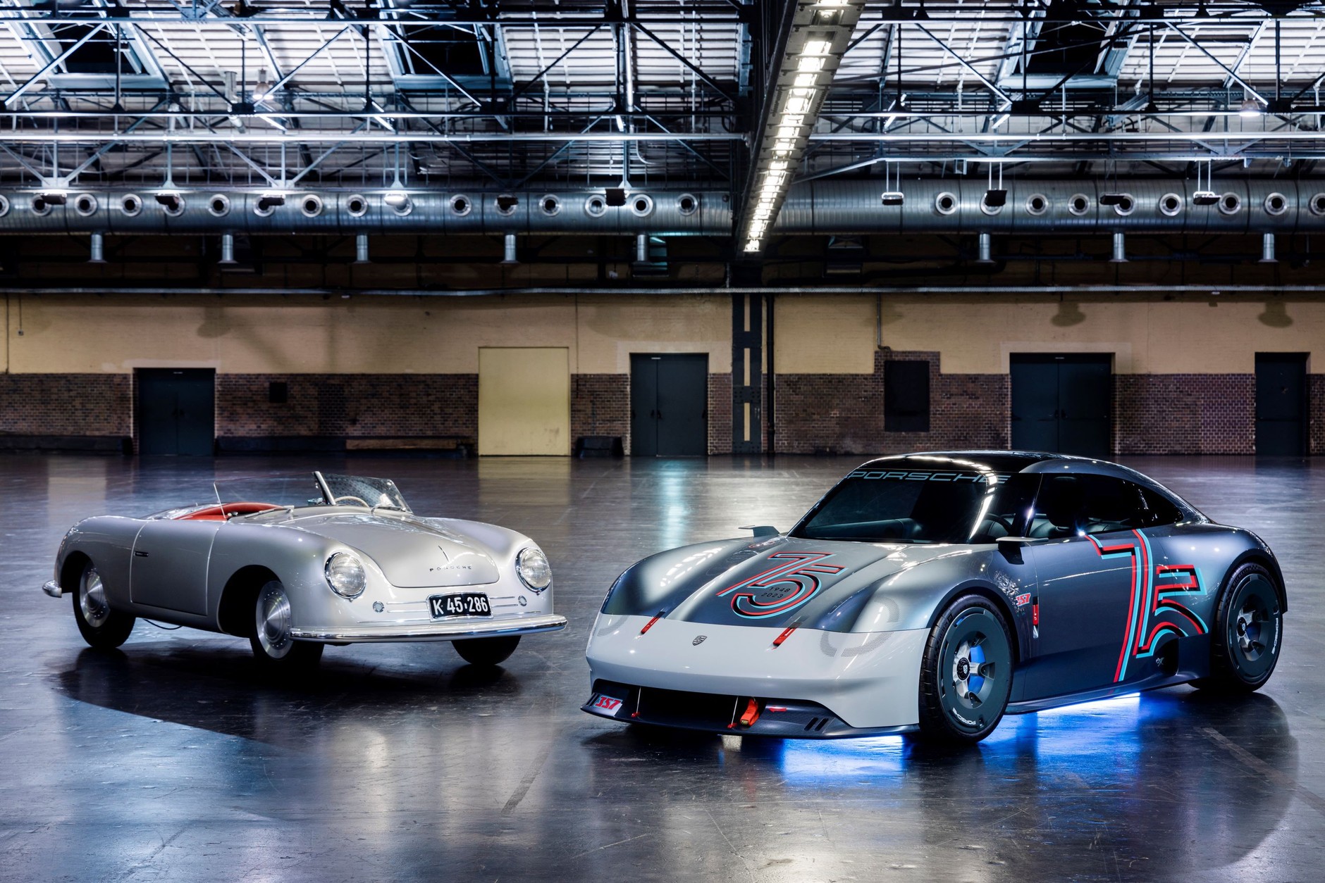Porsche 356 No 1 Roadster (1948 r.; po lewej) i Porsche Vision 357 (2023 r.)