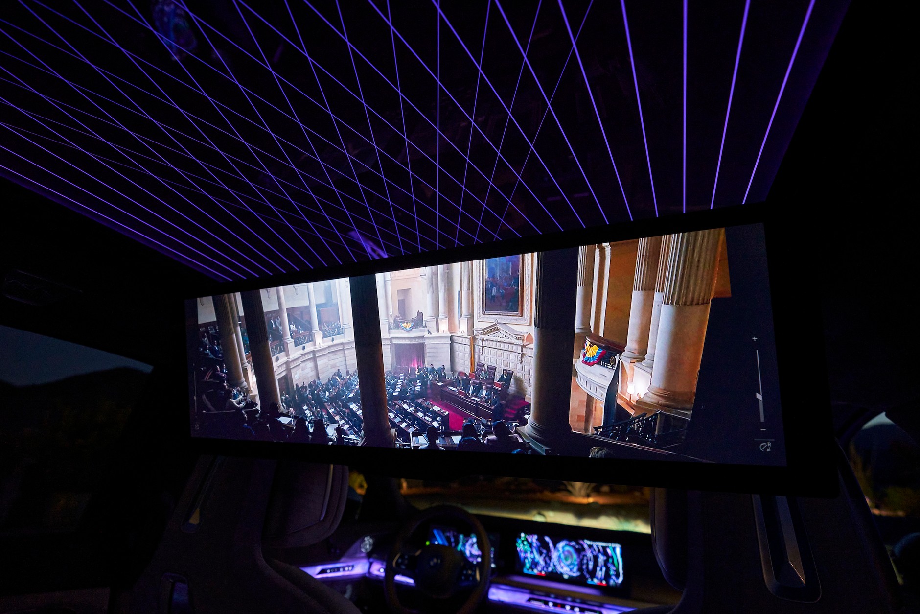 Szklany dach panoramiczny Sky Lounge z nitkami ledowymi może tworzyć niesamowitą atmosferę