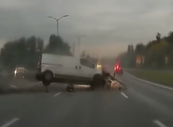 Groźny wypadek BMW z busem na mokrej nawierzchni [Nagranie]