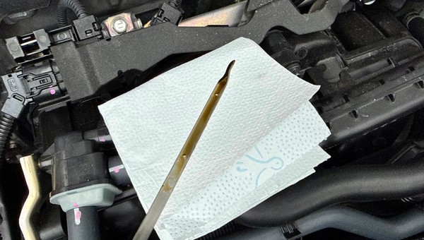 W wyniku jazdy na krótkich odcinkach może rosnąć w silniku poziom oleju. To grozi nawet zniszczeniem silnika