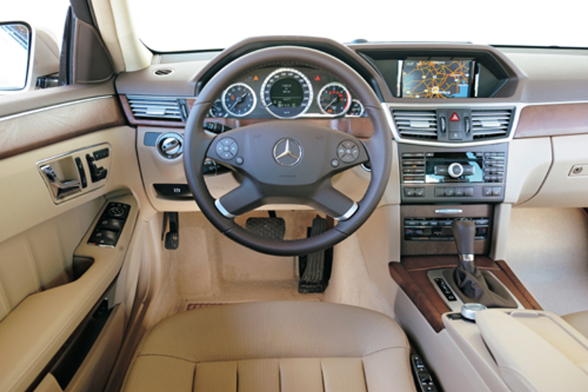 Nowy Mercedes Klasy E kontra Audi A6 i BMW Serii 5: Gwiazda kontra pierścienie i szachownica