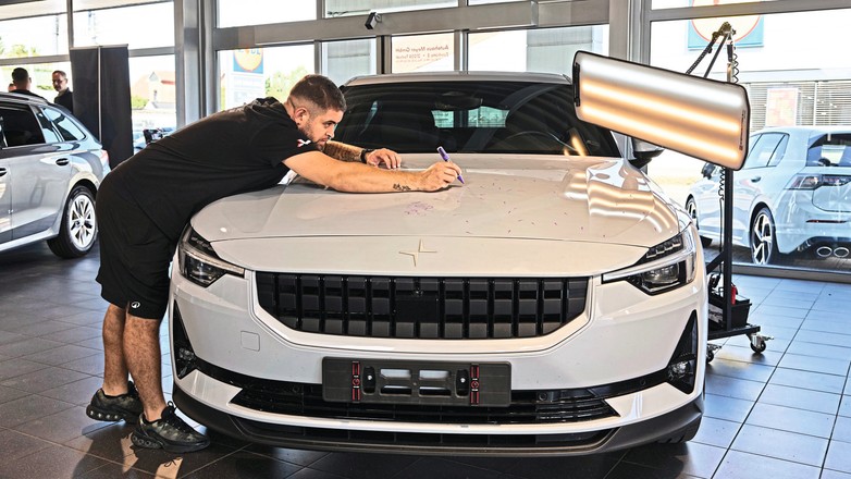 Nowe auto prosto z salonu? Być może już przeszło naprawę blacharską w techologii PDR – auta na placach dilerów i importerów nie są osłonięte przed gradem.