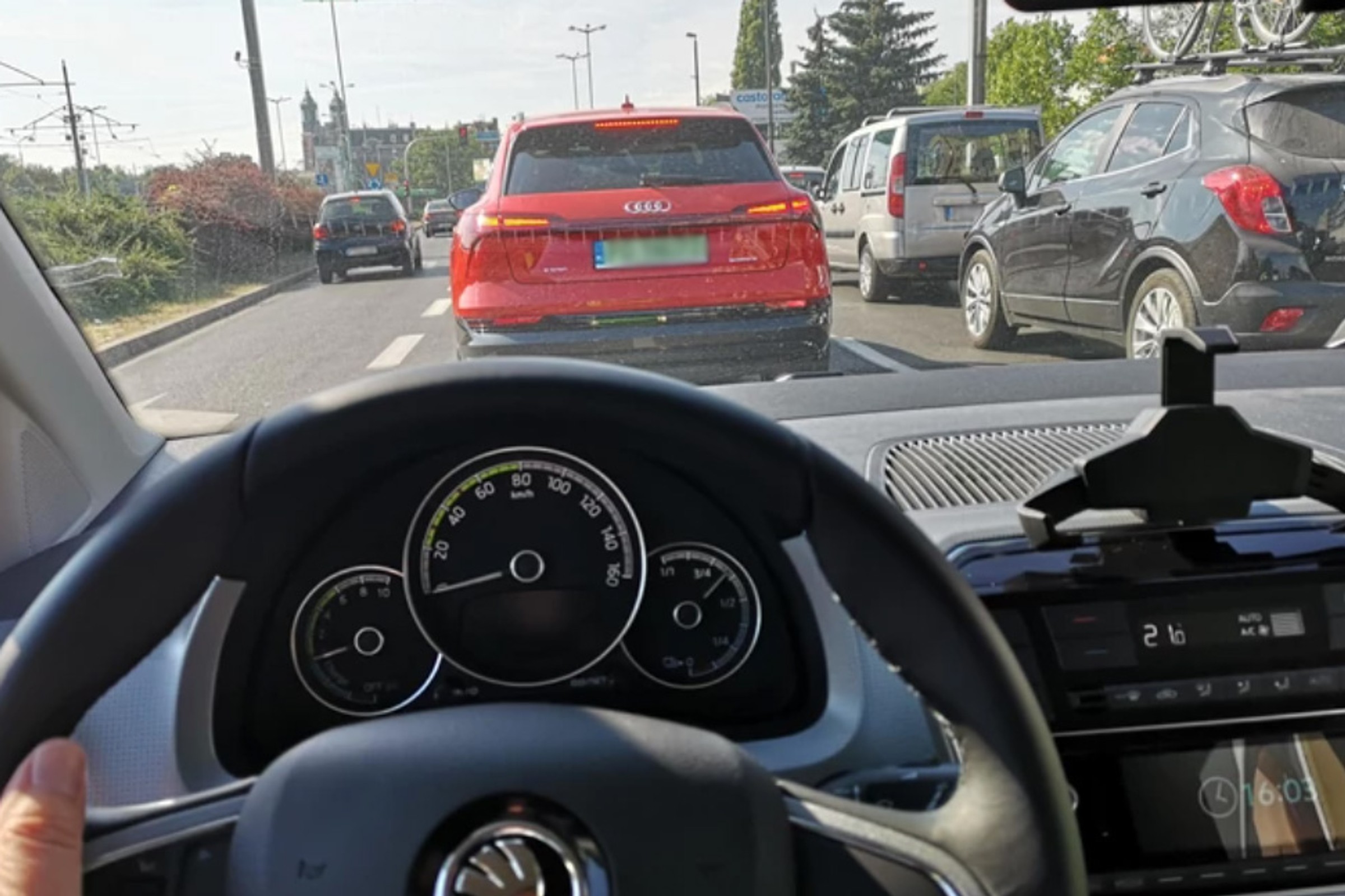 Wyłączanie silnika na światłach. Oszczędność? To tylko złudna oszczędność