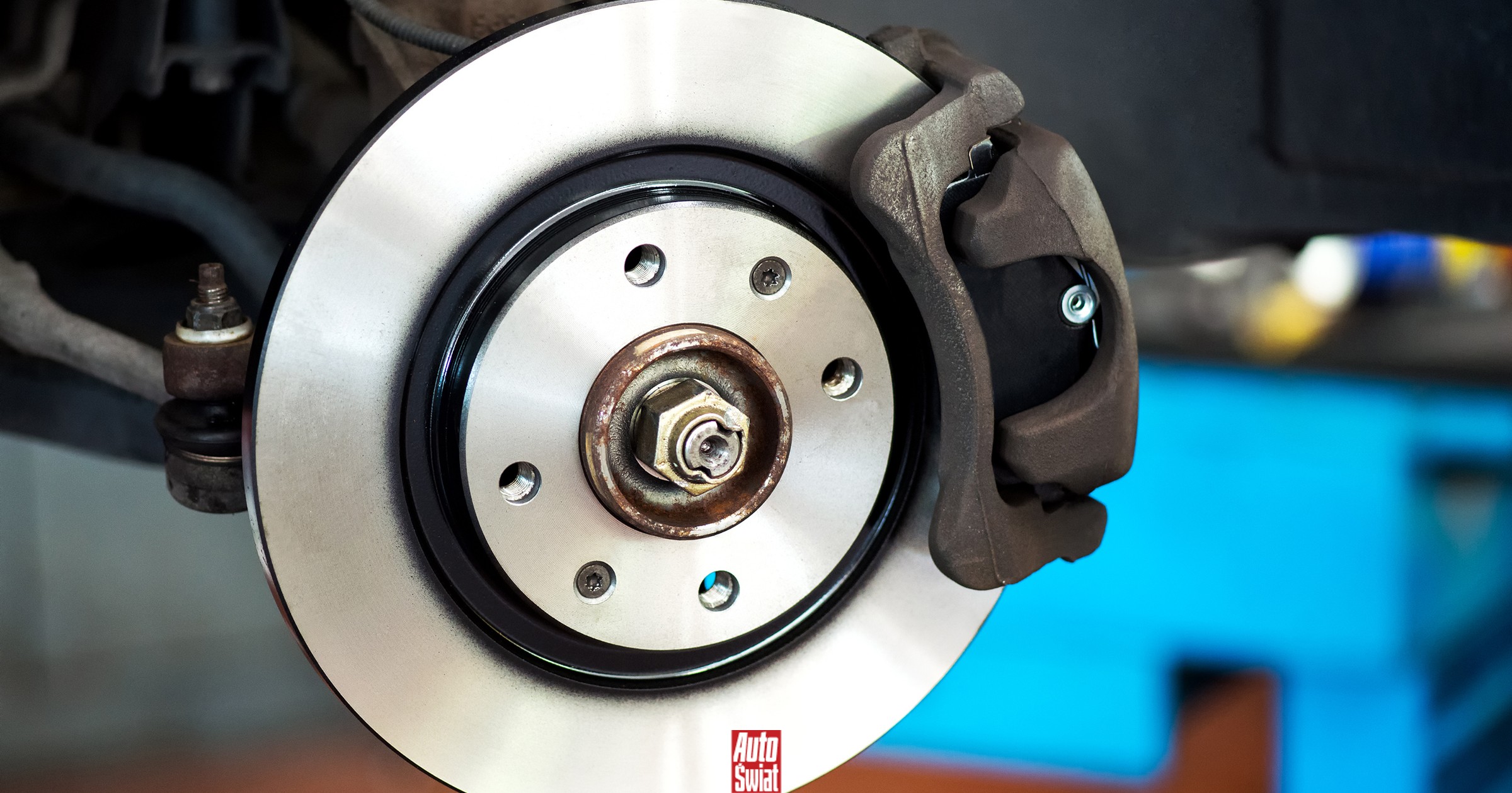 Pan Piotr miał wymienić w aucie klocki hamulcowe. Zdziwił się, gdy zadzwonił do drugiego serwisu