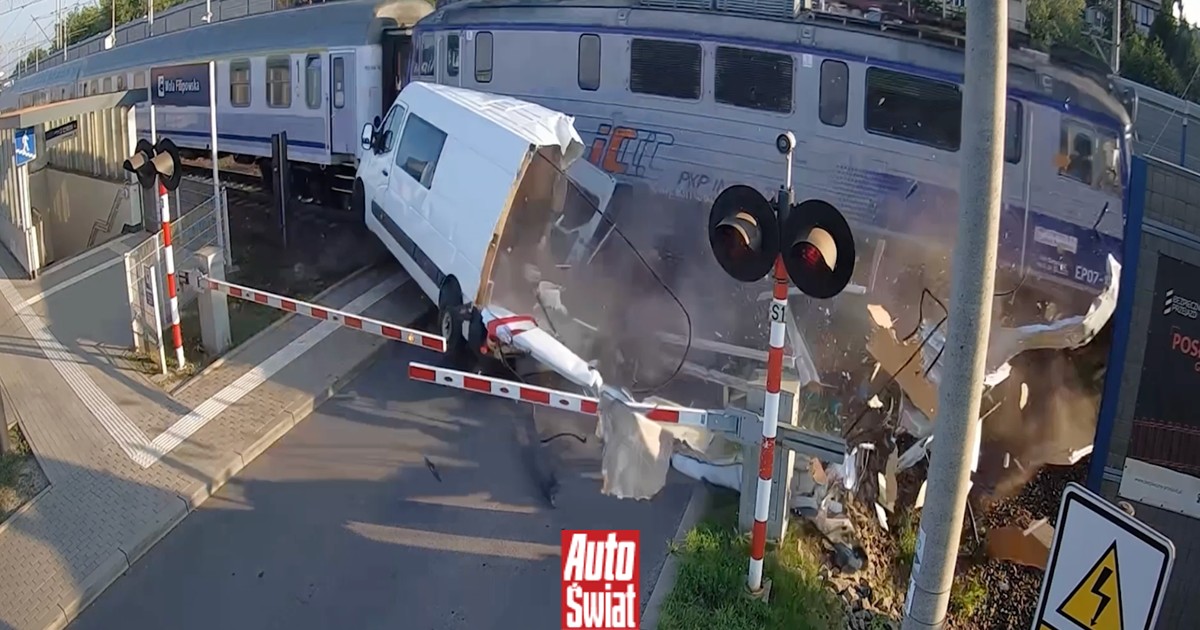 Groźny wypadek na przejeździe pod Krakowem. Pociąg przeciął dostawczaka na pół