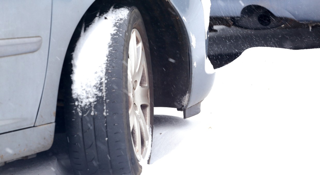 Obowiązku nie ma, ale... czy za jazdę na letnich oponach zimą nic nie grozi? Nie do końca