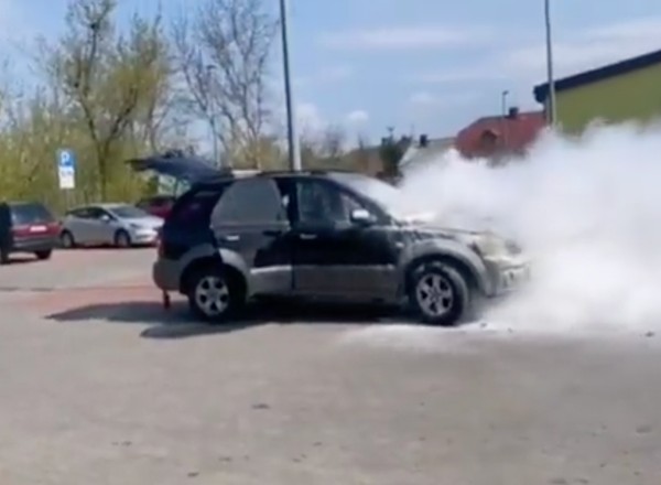 Pojechał do Biedronki samochodem, wrócił już bez auta [Nagranie]