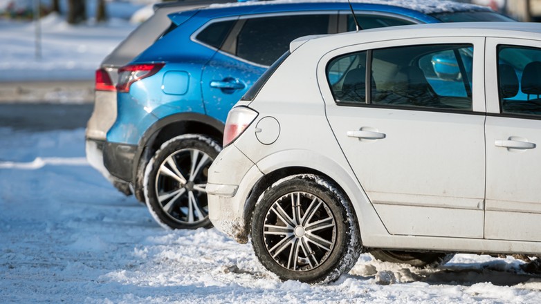 Samochód pozostawiony na parkingu