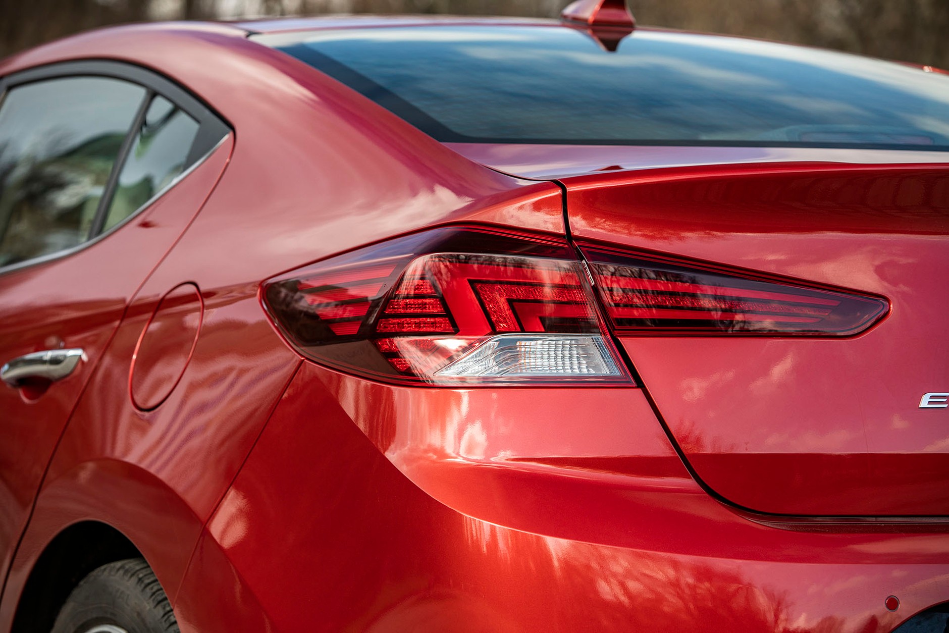 Hyundai Elantra 1.6 MPI 6AT - sedan w stylu azjatyckim