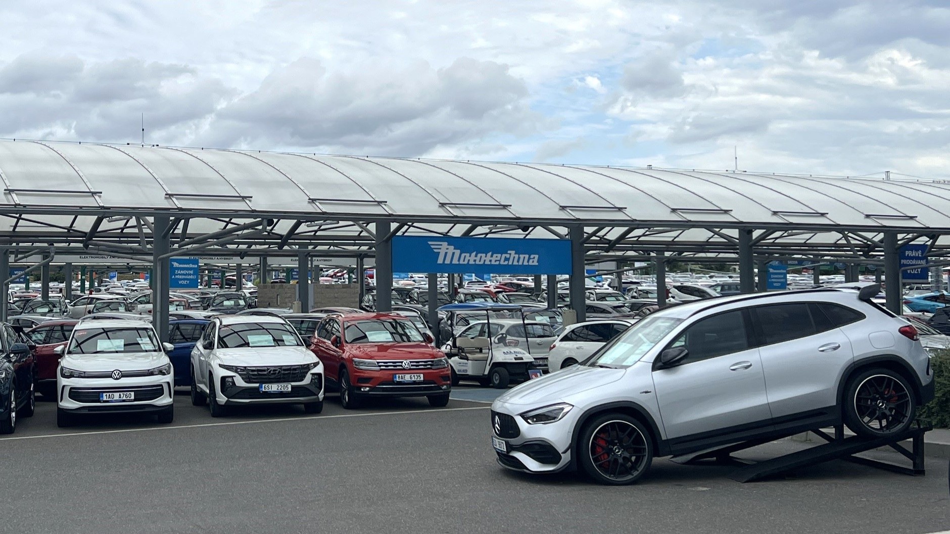 Salon sprzedaży samochodów używanych AAA Auto w czeskiej Pradze w dzielnicy Dolni Chabry