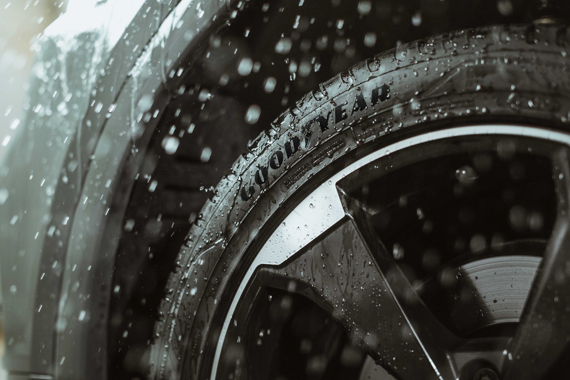 Dobre opony całoroczne, jak Goodyear Vector 4Seasons Gen-3, mogą być bez problemu używane także w dużych, drogich i bardzo mocnych samochodach klasy premium i w autach z napędem elektrycznym