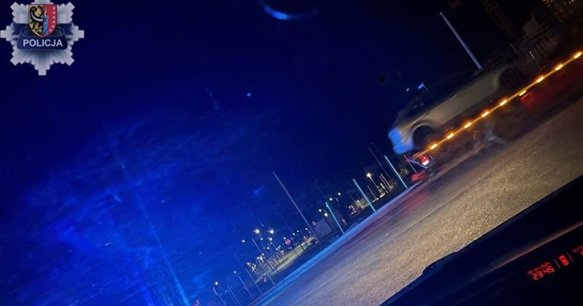 To rondo zaskoczyło kierowcę. "Wylądował" na latarni