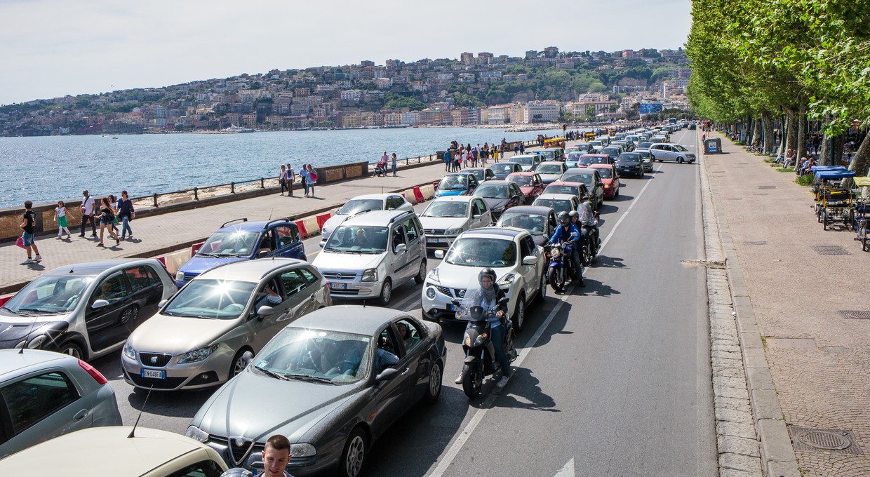 Neapol pełen polskich tablic. Przez Włochów polscy kierowcy płacą więcej za ubezpieczenie