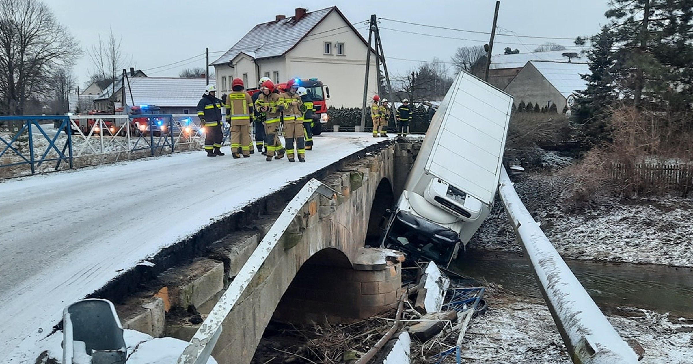 Ciężarówka spadła z mostu do rzeki