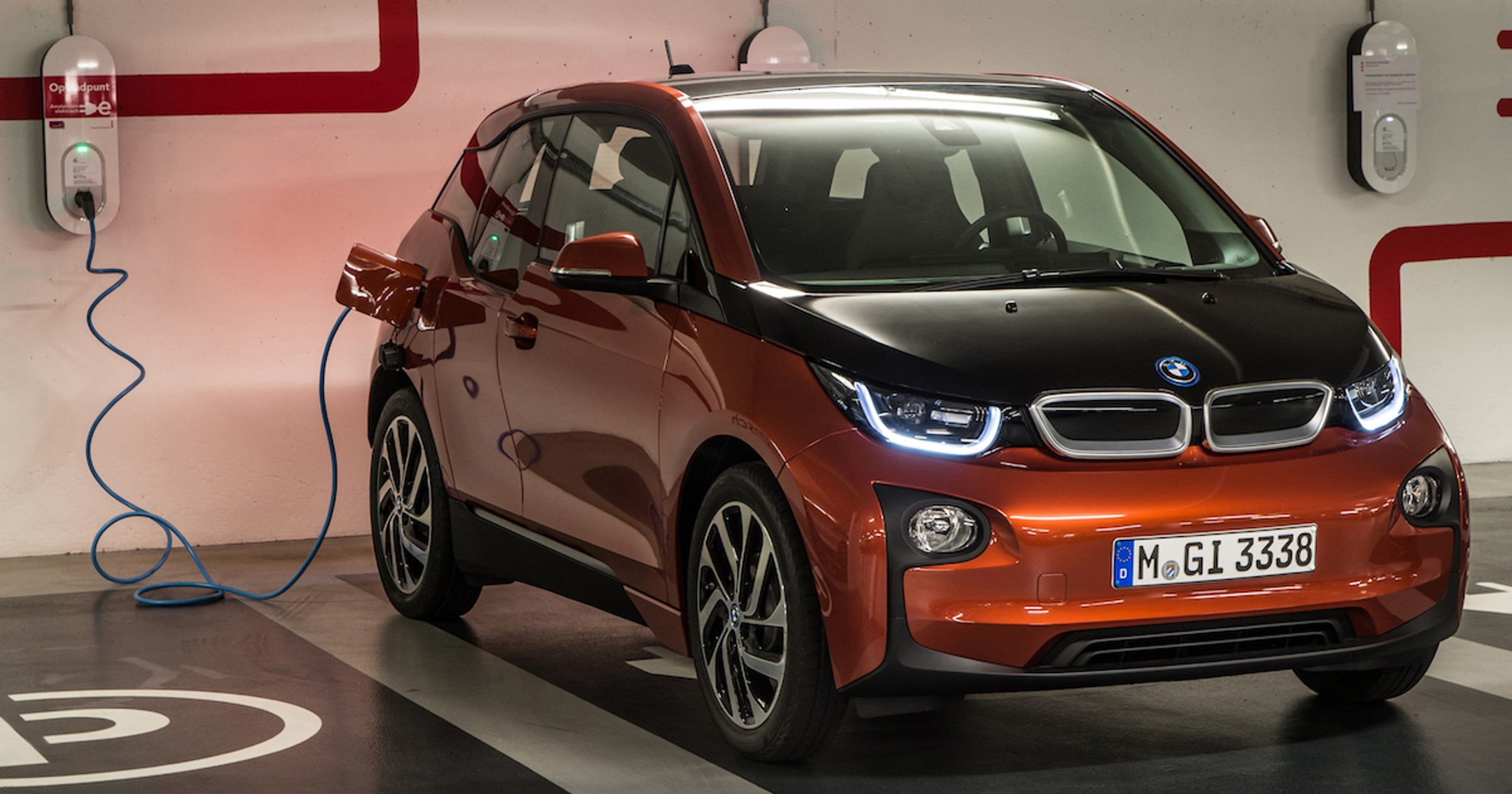 Ładowanie baterii samochodu elektrycznego