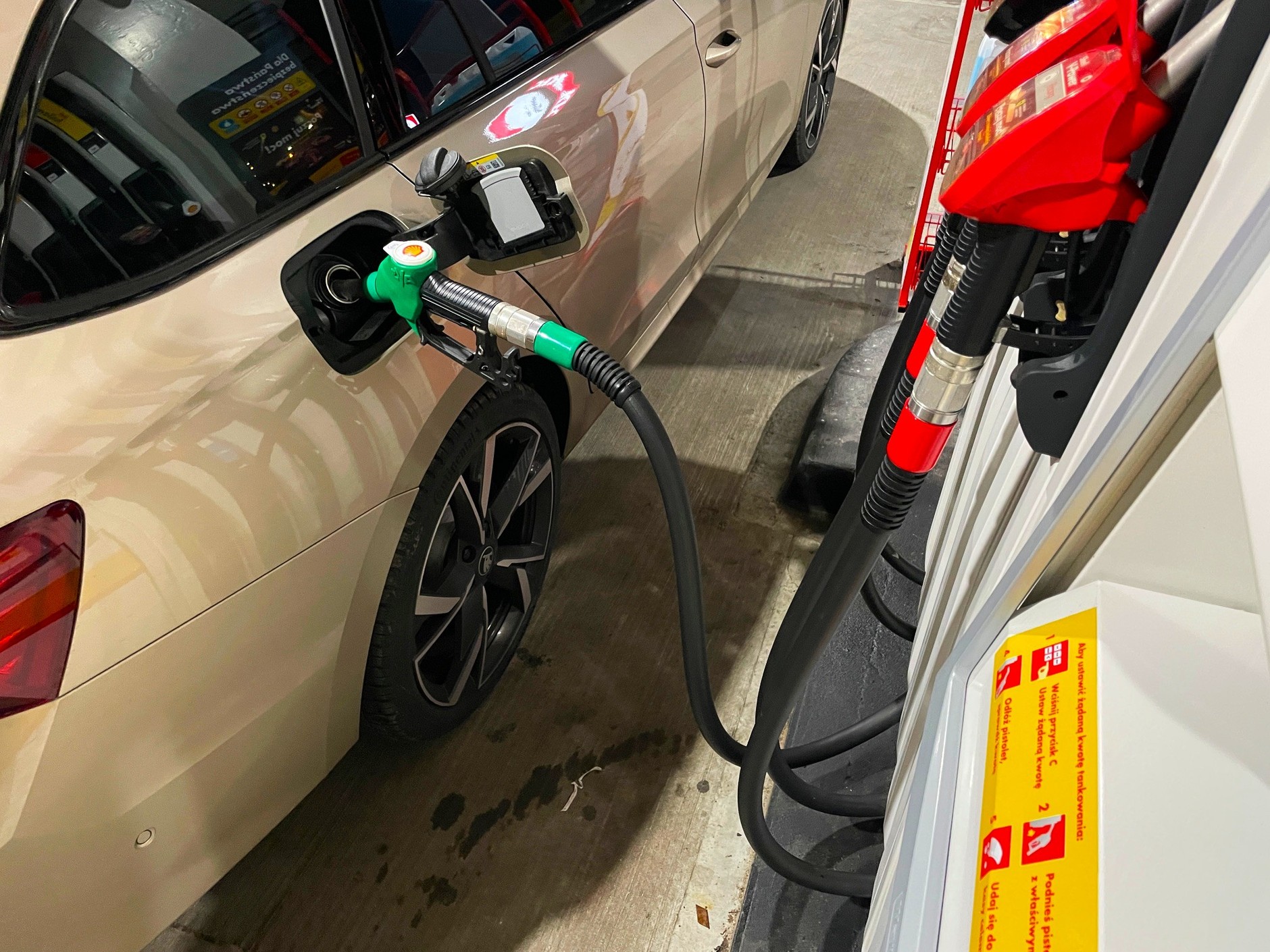 Kierowcy już się przyzwyczaili do tankowania paliwa E10. Mimo początkowych obaw nie ma masowych awarii aut z tego powodu