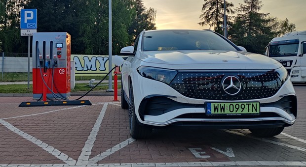 Mercedes me Charge – jedna karta na wszystkie ładowarki