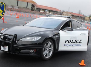 W policyjnej Tesli w trakcie pościgu rozładowała się bateria