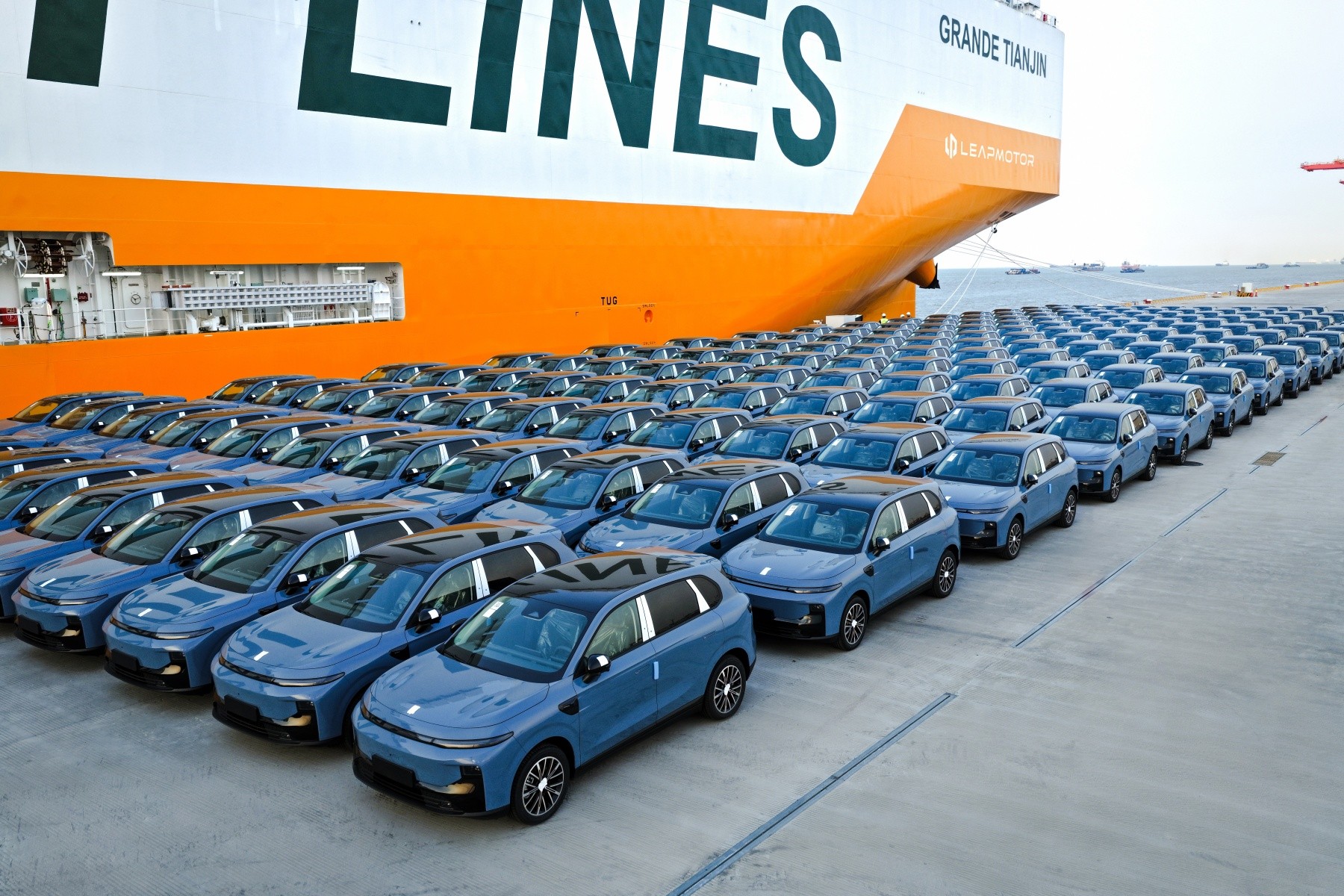 Chińskie auta Leapmotor B10 podczas załadunku na statek płynący do Europy