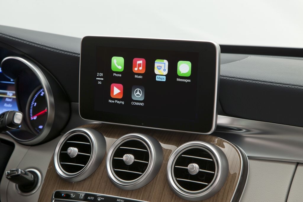 Główne menu CarPlay w Mercedesie klasy C. Dostęp do map, telefonu, muzyki i wiadomości.