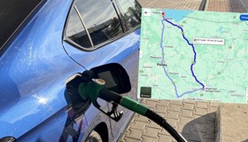 Tankowanie samochodu podczas wakacyjnej trasy