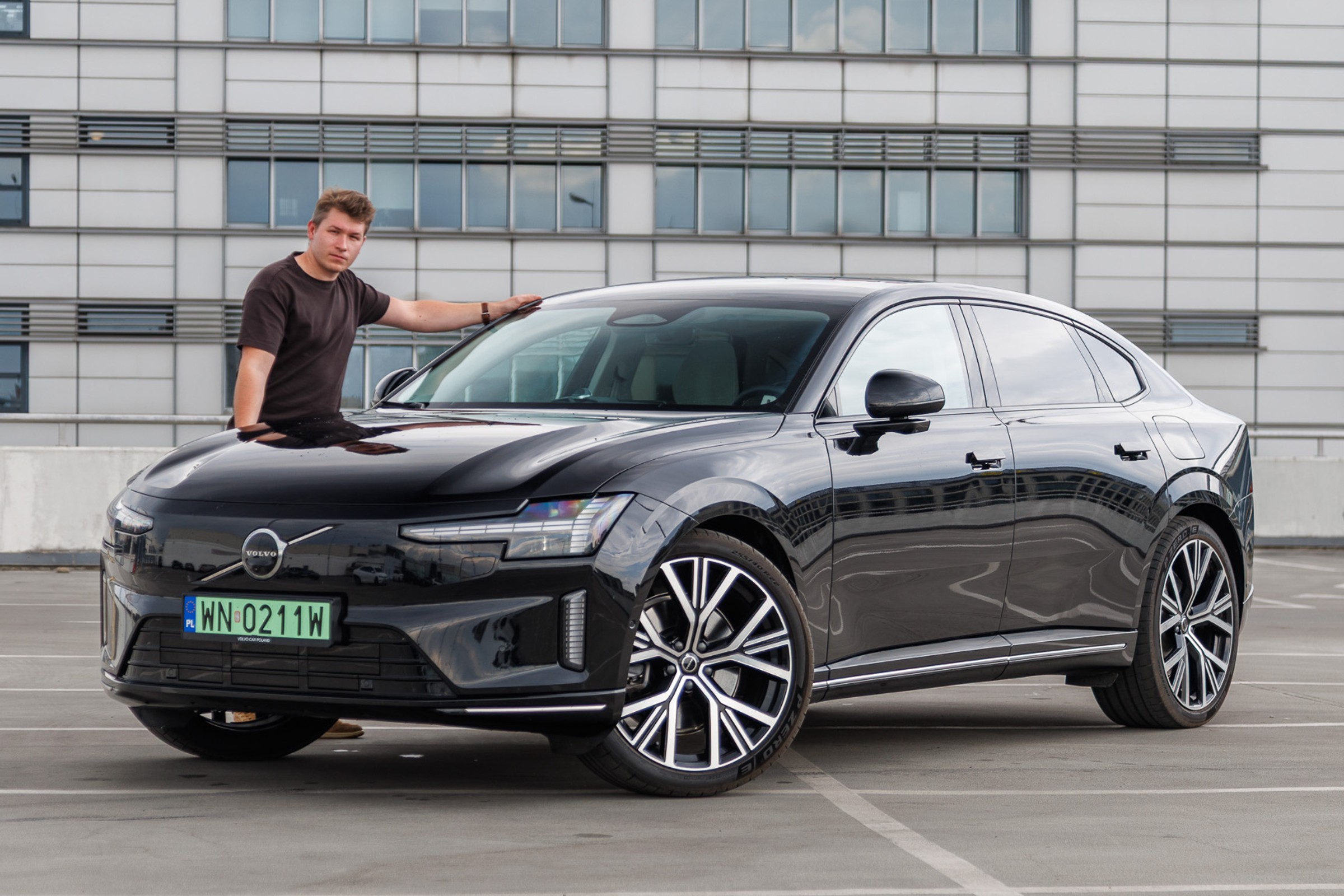 Volvo ES90 trzeba wziąć na długą trasę, by go docenić. To elektryk, który nie jest do miasta
