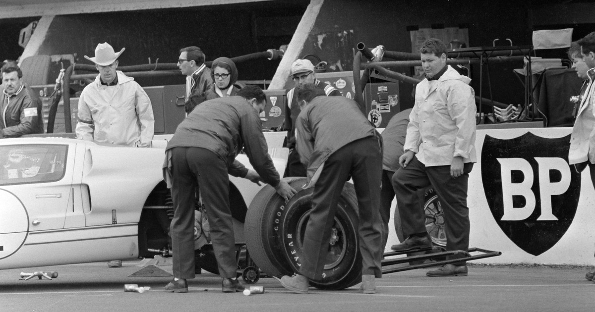 Ford Mk II podczas pitstopu związanego z wymianą opon w trakcie 24-godzinnego wyścigu na torze Le Mans 19 czerwca 1966 r.