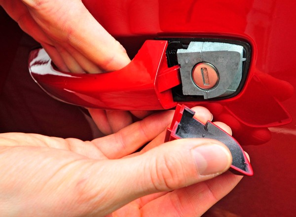 Pilot przestał działać, a w drzwiach samochodu nie ma zamka — co zrobić?