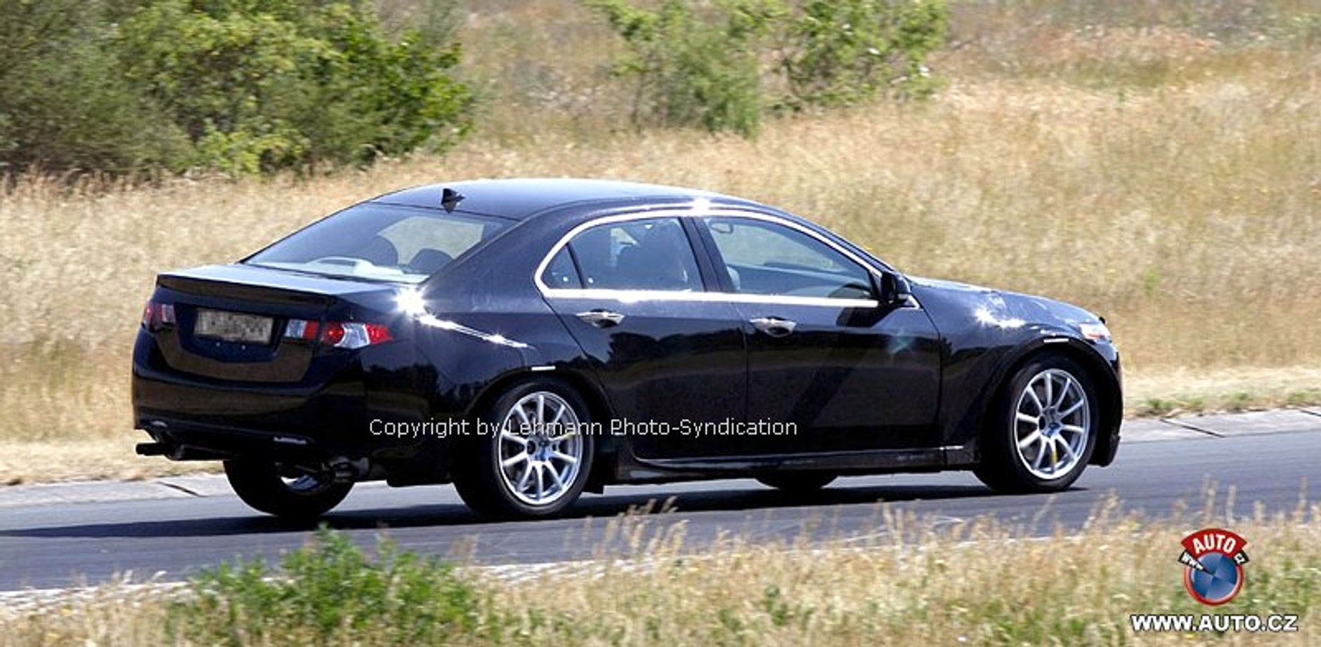 Zdjęcia szpiegowskie: Honda Legend ukryta pod nadwoziem Accorda