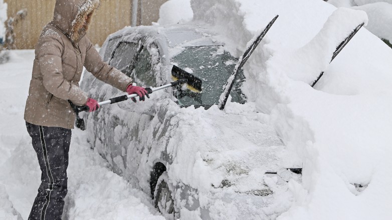 Odśnieżanie samochodu
