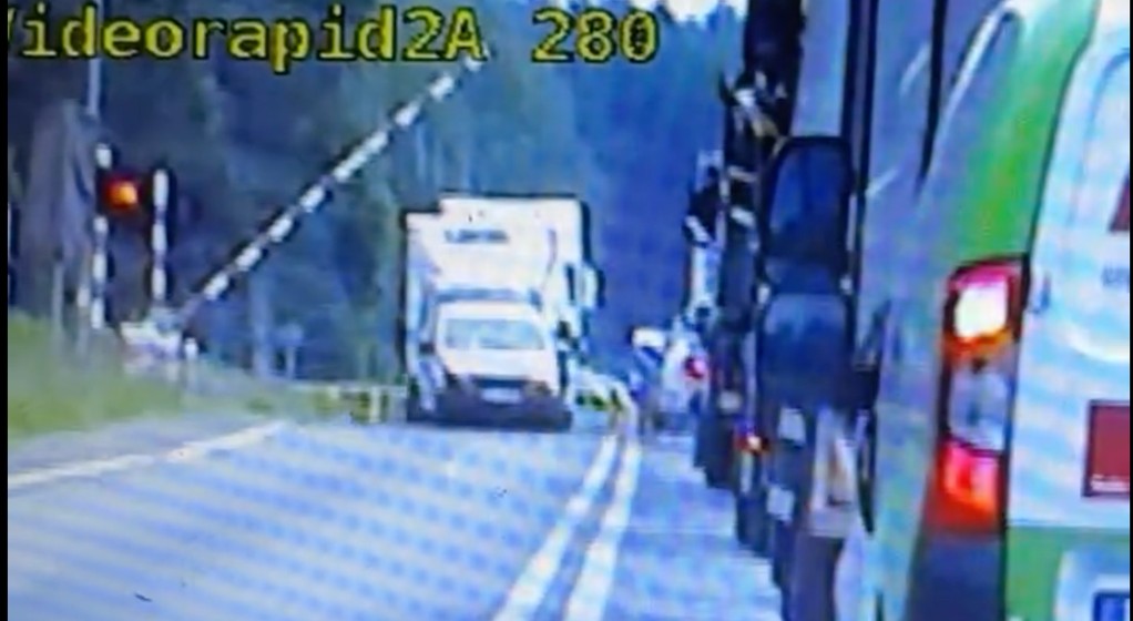 Wjechał na przejazd kolejowo-drogowy i dostał mandat oraz punkty karne