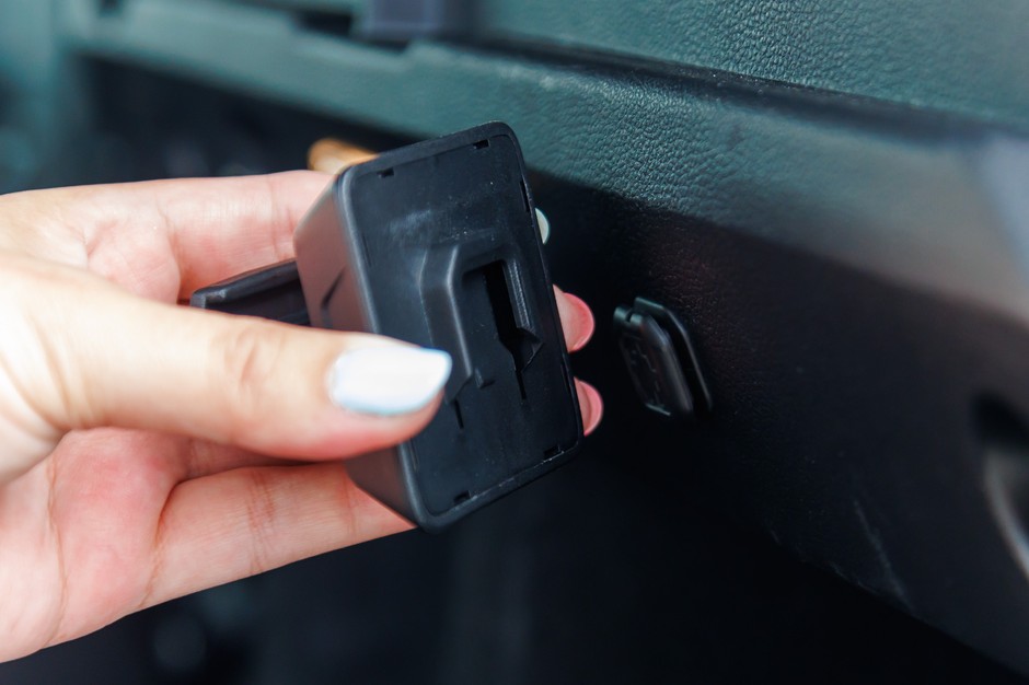 System YouClip w Dacii pozwala na zamontowanie wielu przydatnych akcesoriów, jak uchwyt na telefon, lub na butelkę, latarkę itp.