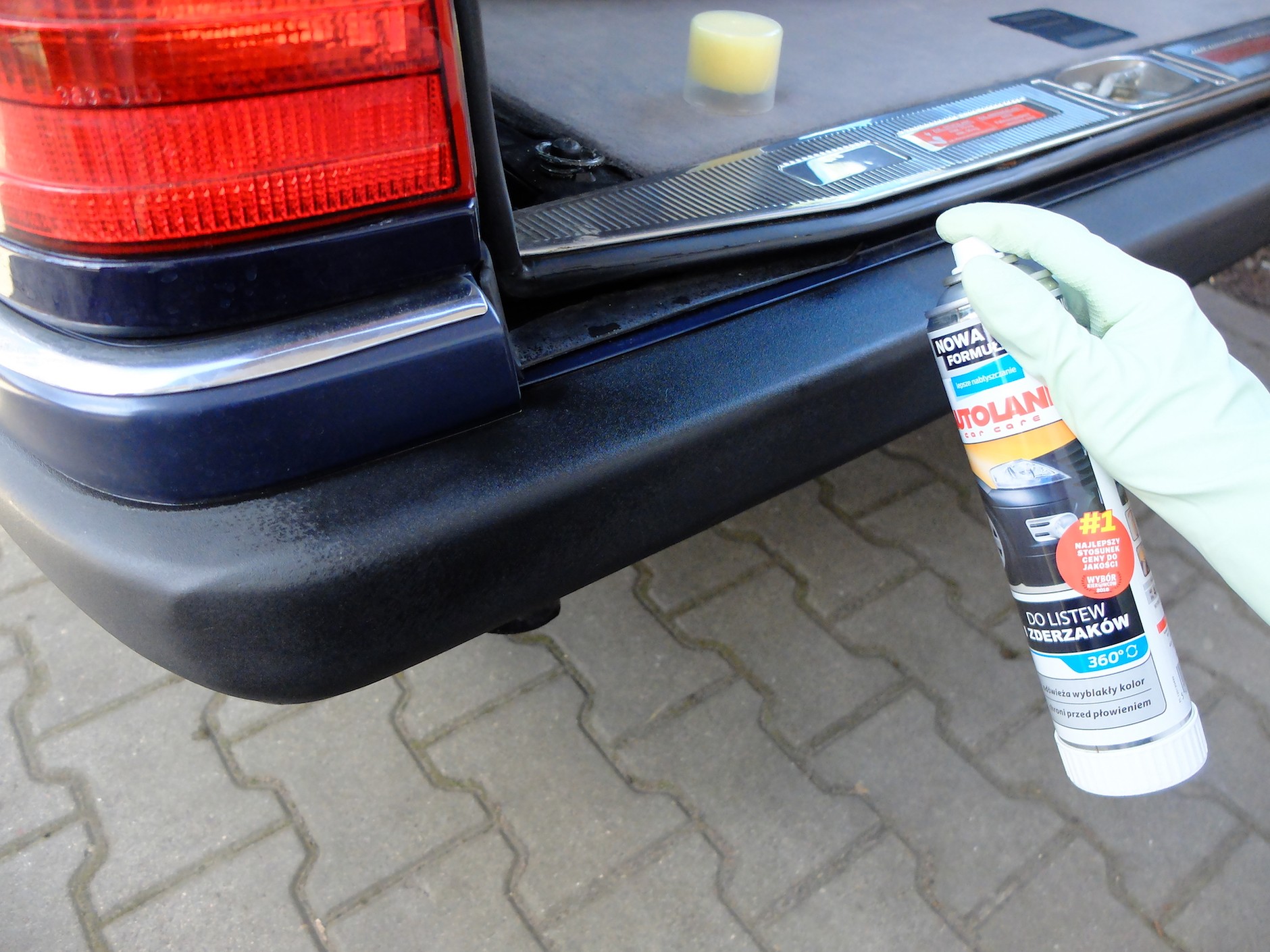 Elementy z czarnego plastiku naturalnie szarzeją. Można na jakiś czas przywrócić im fabryczny wygląd za pomocą specjalnych preparatów do zderzaków i listew. Najlepiej takich środków używać w niewielkiej ilości po każdym myciu