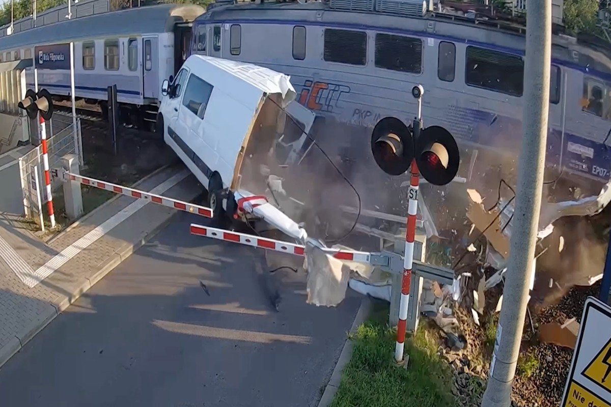Groźny wypadek na przejeździe pod Krakowem. Pociąg przeciął dostawczaka na pół