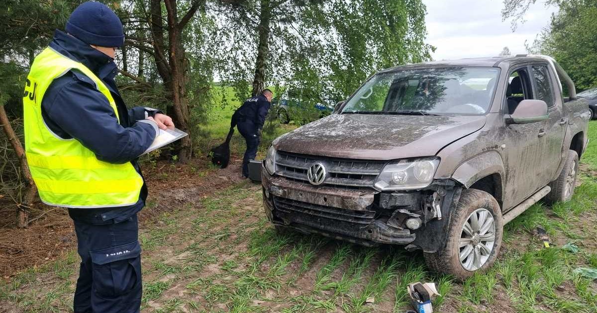 Kierowca VW Amaroka uciekał przez trzy powiaty i rozbił blokadę policyjną