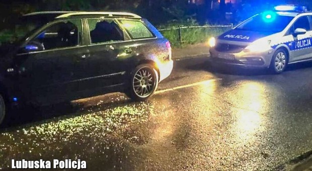 Pościg za kombi w Jasieniu. Uciekając, uderzył w radiowóz. Policjanci musieli wybić szybę