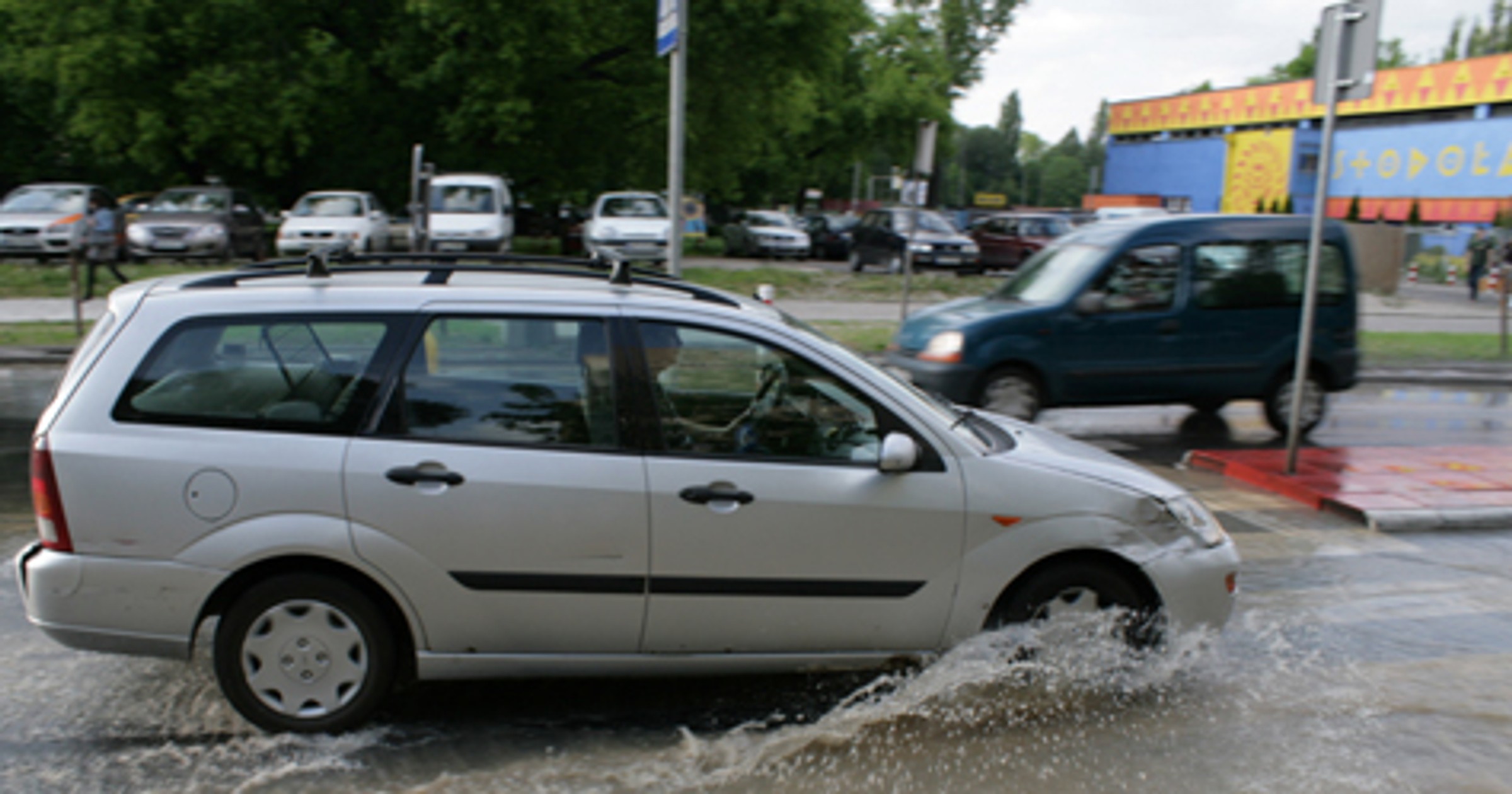 Groźna kałuża - uważaj na nią na drodze