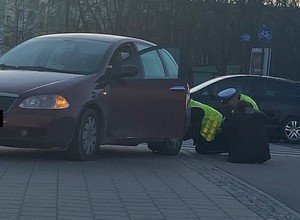 Eskorta na porodówkę i naprawa auta na ulicy. Drogówka nie tylko wystawia mandaty