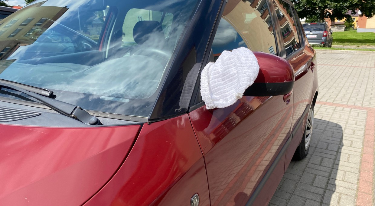 Auto z białym ręcznikiem na lusterku stoi przy drodze? Nie przejeżdżaj obojętnie