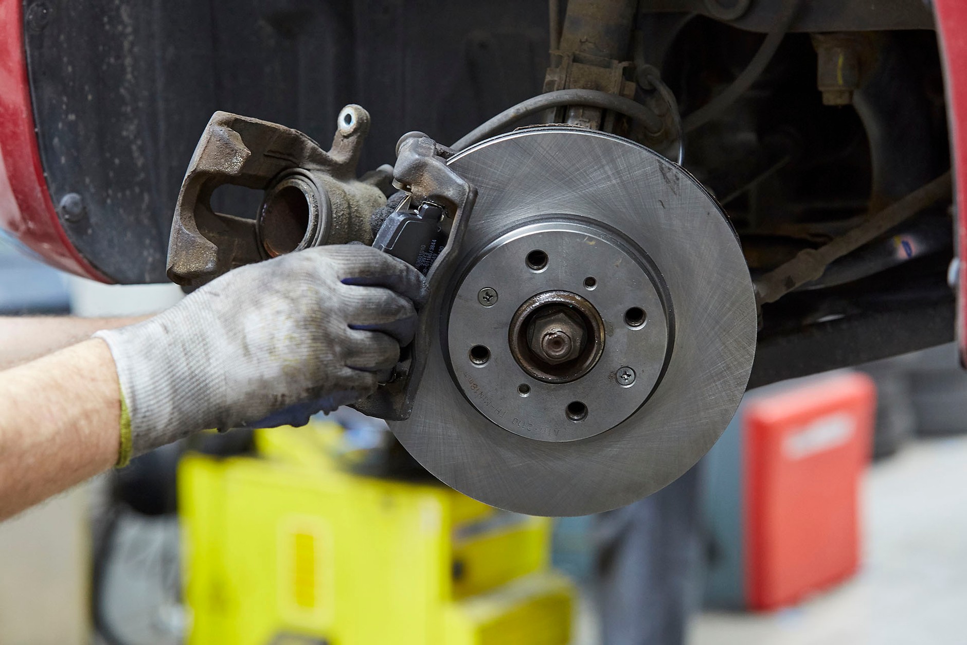 Klocki hamulcowe i tarcze - wymiana krok po kroku