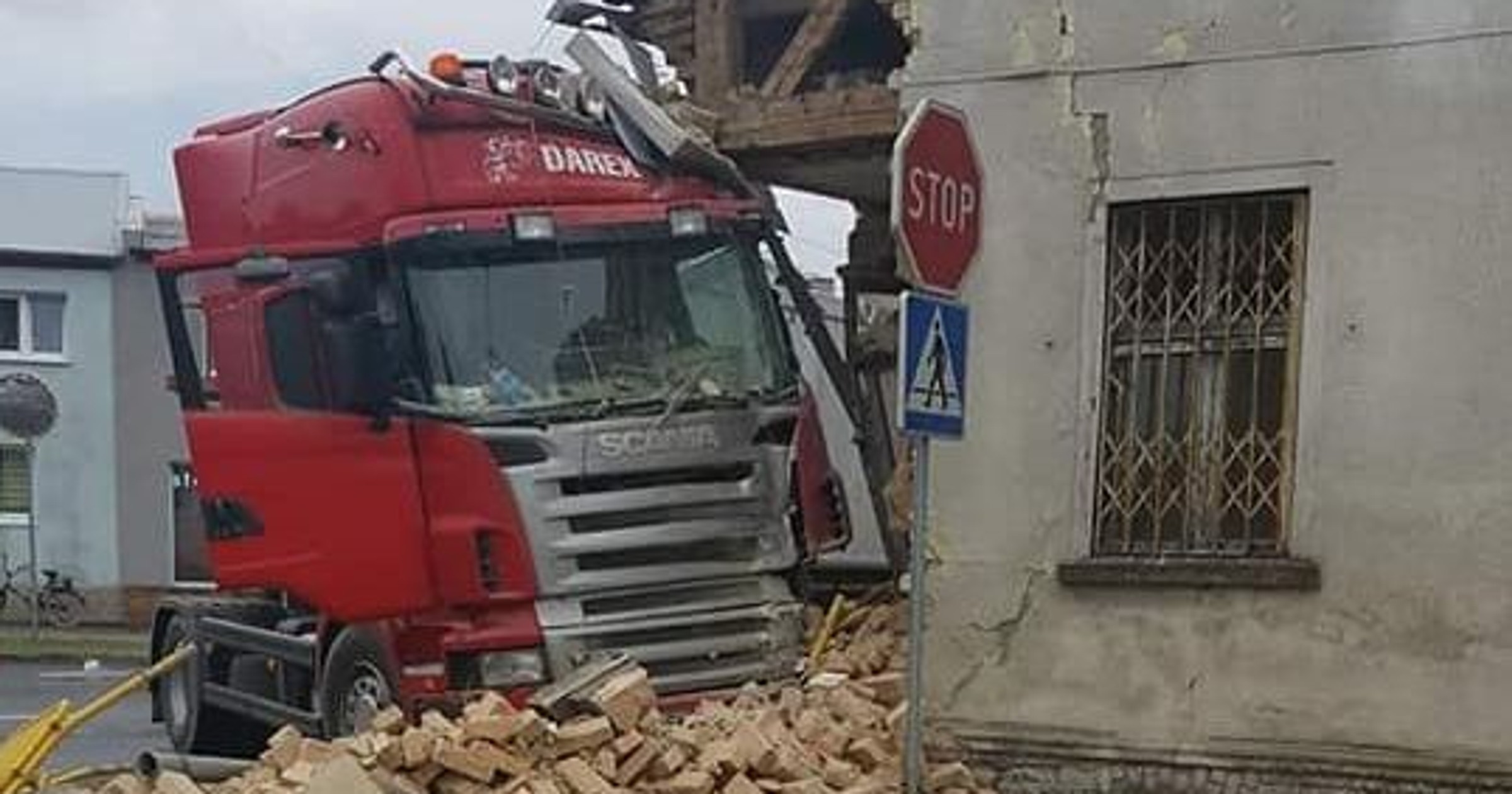 TIR wjechał w budynek