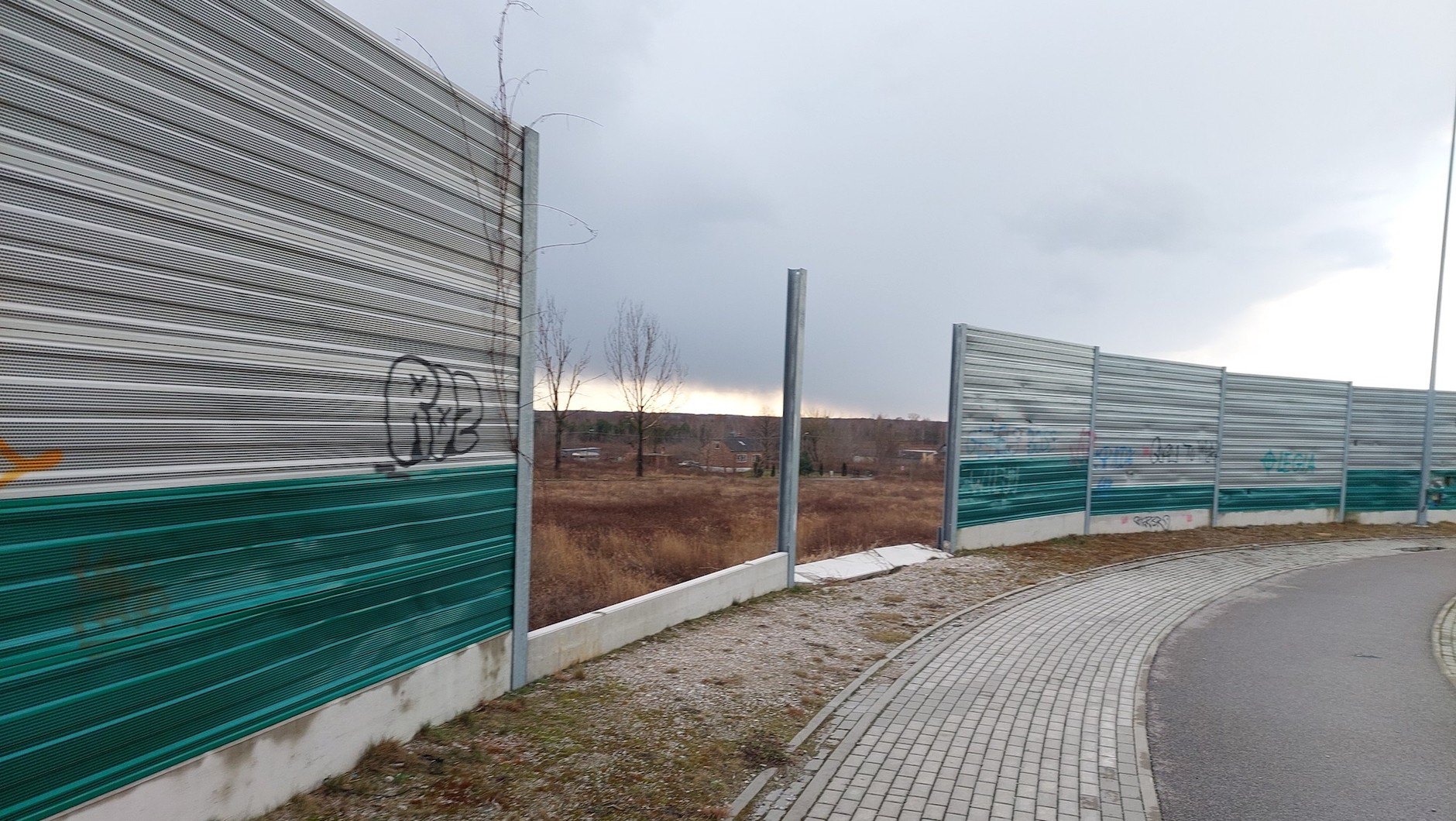 Zdemolowany i rozkradziony węzeł na trasie S8