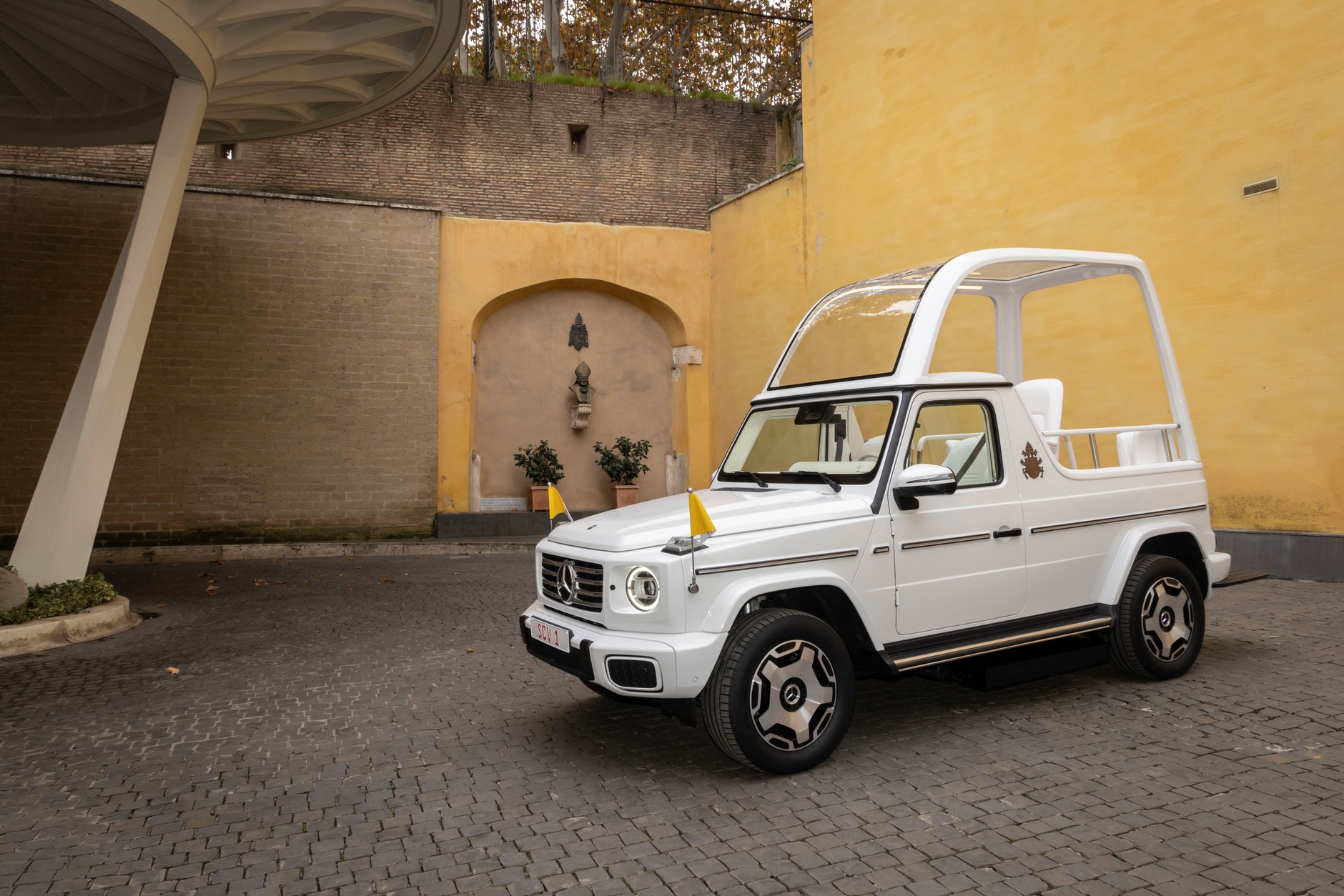 Mercedes G580 "papamobile"