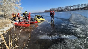 Znaleźli samochód w częściowo zamarzniętym jeziorze. W pobliżu nikogo nie było